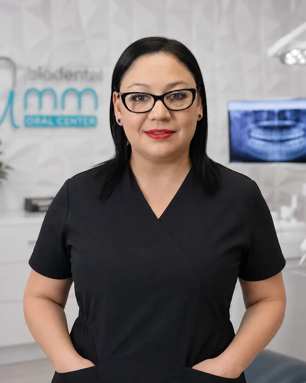 La Dra. Marisol Morales en el consultorio de Biodental MM Oral Center.