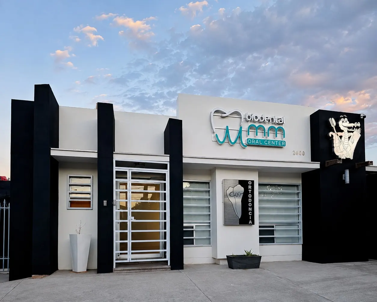 Fachada de Biodental MM Oral Center, con el acceso principal y la señalización de la clínica.