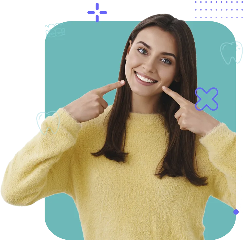 Mujer sonriendo con confianza después de colocarse una corona dental en clínica de Chihuahua